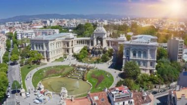 Longchamp Palace Park kompleksi klasik mimari turistik yerin tarihi inşaatı. Fransız kenti Marsilya 'daki çeşme kraliyet kalesi. Uçan İHA' dan günışığına çıkan panoramik manzara.