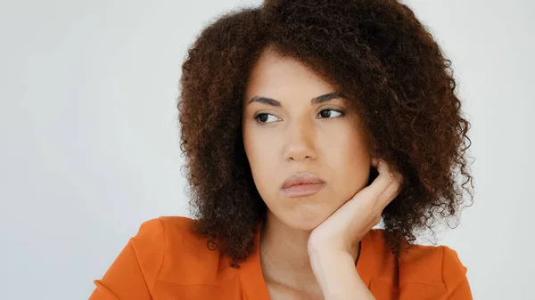 Smutne Martwi Afrykanka Kobieta Myśleć Problem Uczucie Niepokój Depresja Zdenerwowany — Zdjęcie stockowe