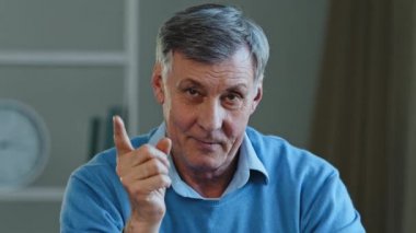 Web kamerası görüntüsü çevrimiçi öğretmen akıl hocası eski profesör erkek portresi Kafkasyalı yaşlı adam el sallayarak parmak sallayan ciddi bir adam konuşma tavsiyesi veren uzaktan konuşmayı açıklıyor.