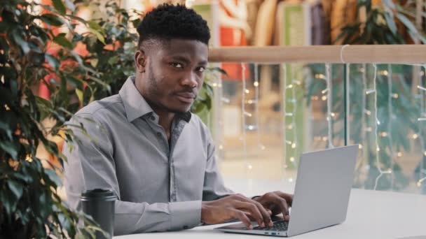 Focado Empresário Confiante Trabalhando Remotamente Digitando Laptop Sério Jovem Gerente — Vídeo de Stock