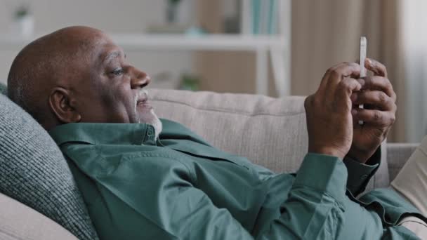 Relaxed Old African American 60S Bald Bearded Biracial Man Lie — Vídeo de Stock