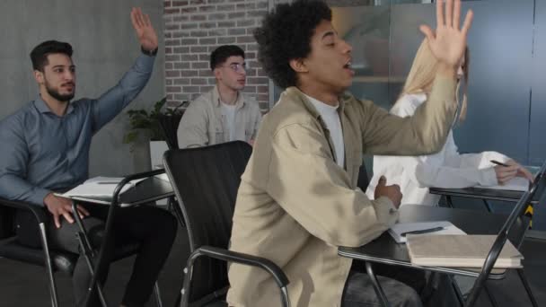Студенти Які Навчаються Коледжі Сидять Уроці Слухаючи Лекції Піднімаючи Руки — стокове відео