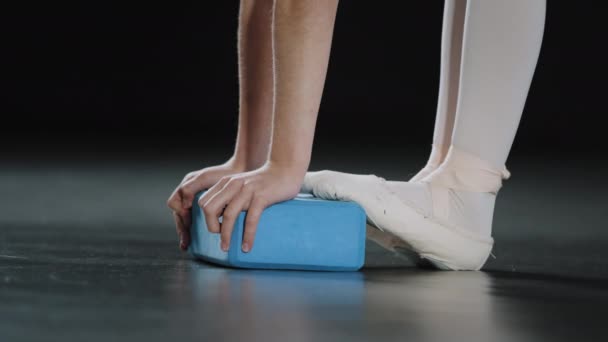 Unrecognizable Girl Ballerina Gymnast Dancer Teenager Bending Standing Feet Pointe — Wideo stockowe