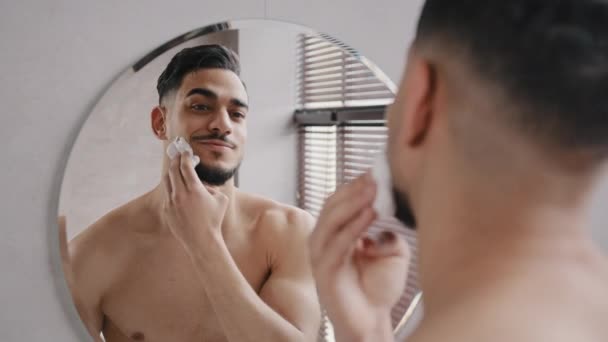 Male Reflection Mirror Bath Arabian Handsome Indian Bearded Man Hispanic — Stockvideo