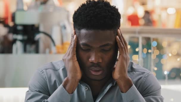 Portrét Mladý Smutný Unavený Mladý Muž Trpící Bolestí Hlavy Tře — Stock video
