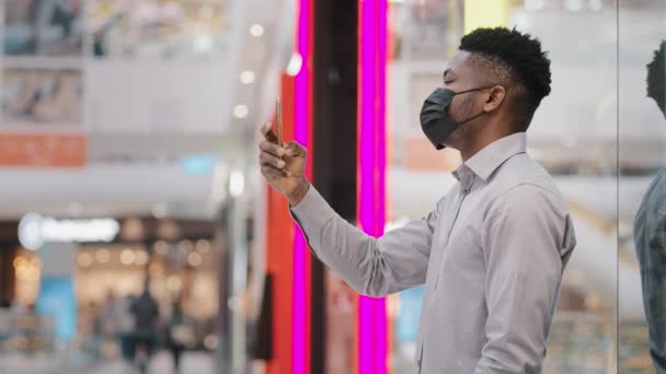 Pengusaha Muda Dengan Masker Pelindung Memegang Telepon Menggunakan Aplikasi Mobile — Stok Video