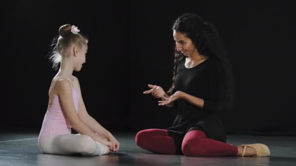 Spanyol Kadın Öğretmen Antrenör Eğitmeni Küçük Kız Öğrenci Balerin Jimnastikçi — Stok video