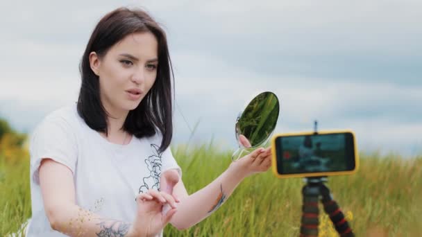 Стильная Женщина Блоггер Девушка Татуировкой Записи Модный Видео Блог Красоты — стоковое видео