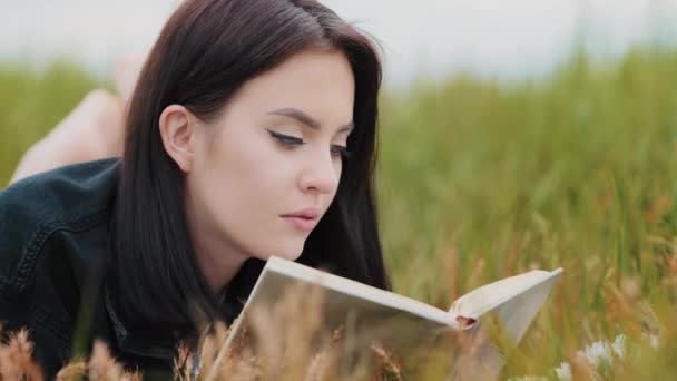 Close Portrait Intellectual Woman Reads Interesting Novel Book Bestseller Romantic — Vídeo de stock