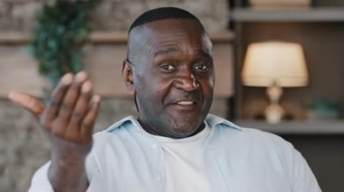 Erkek portresi kapalı kapılar ardında. Afrikalı Amerikalı son sınıf öğrencisi. Büyükbaba yetişkin, arkadaş canlısı bekar.