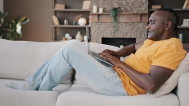 Kıdemli Afrikalı yazar serbest çalışan işadamı evdeki kanepede uzanmış internetteki sohbetler için yazılan metni internetten internetten bilgisayar oyunu alışverişi yaparak ilham alıyor.