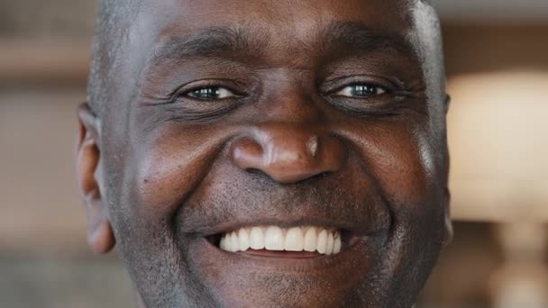 Close Happy Male Face Portrait 60S African American Man Senior — Vídeos de Stock