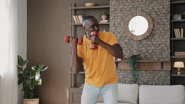 Комічний Активний Африканський Спортсмен Підходить Сильний Старший Чоловік Робить Гімнастичні — стокове відео
