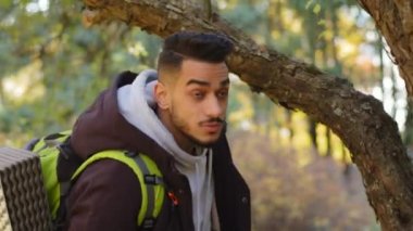 Yakışıklı, genç, İspanyol yürüyüşçü ormanda yürüyen heyecanlı adam. Sırt çantasıyla gezen turist, macera tutkusunun, macera tutkusunun, hafta sonu spor hobisinin üstesinden geliyor.