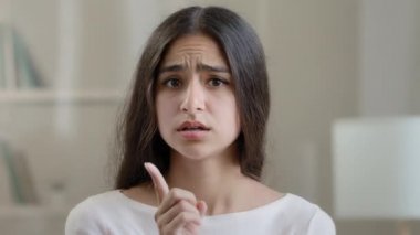 Kadın eylemci hoşnutsuz Arap kadın eylemci işaret parmağı uyarı işareti. Kadınsı ayrımcılığa karşı hoşgörüsüz bir tavır sergiliyor. Yasaklama reddini asla reddetmiyor.