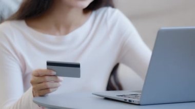 Yakın plan kadın elleri bilinmeyen kadın tüketici serbest çalışan plastik kredi kartı kullanıyor web mağazasında ödeme yapıyor bağış yapıyor tasarruf yapıyor yemek dağıtımı internet üzerinden rezervasyon uygulaması kullanıyor