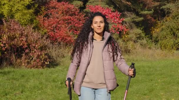 Genç Çekici Kaygısız Kadın Yürüyüşçü Sonbahar Parkında Doğa Manzarasına Hayran — Stok video