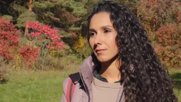 Genç Çekici Düşünceli Bir Kadın Güz Parkında Dikilirken Mutlu Ifadeli — Stok video