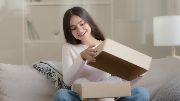 Amazed Arabian Latino Female Customer Shopper Buyer Sitting Sofa Unpacking — Vídeo de Stock