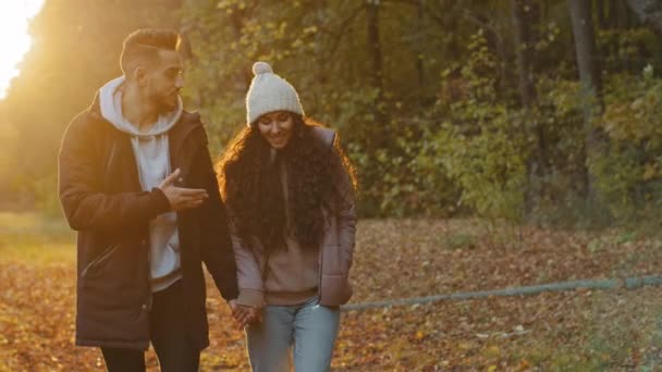 Happy Young Couple Love Walking Autumn Park Sunset Romantic Evening — Vídeos de Stock