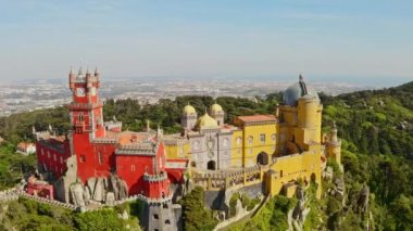 Sintra 'nın batısındaki Avrupa turistik ülkesinin en batısındaki Pena Sarayı' nda gerçekleştirilen İHA turnesinden yukarıdaki manzara Gotik Rönesans tarzında kırmızı sarı kuleleri olan Portekiz kalesinin ön cephesi