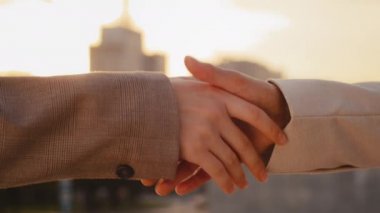 Kadın vücudunun en yakın kısmı el sıkışır, başarılı bir sözleşme imzalar, ortaklık için insan desteği imzalar açık ceketli iş kadınları sokakta kadın silah hareketiyle karşılanır.