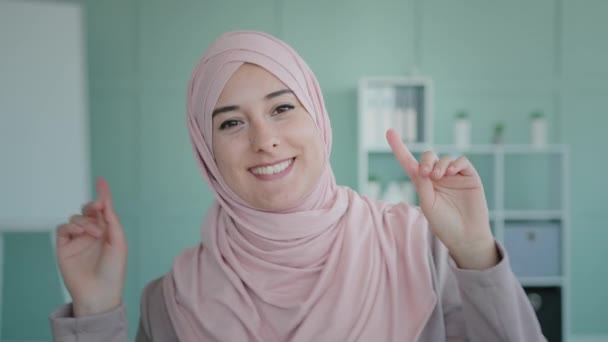 Arab Islamic Muslim Girl Pink Hijab Businesswoman Cheerful Happy Lady — Stock videók