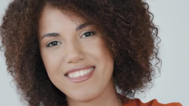 Close Portrait Headshot Female Face Smiling 30S Millennial African American — Stockvideo