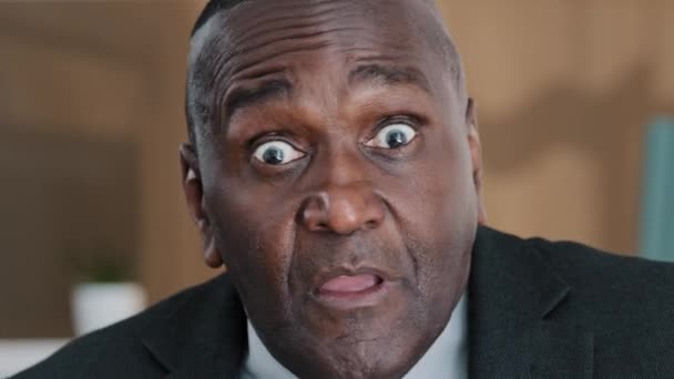 Extreme Closeup Old Wrinkled Emotional Businessman African American Scared Shocked — 图库视频影像