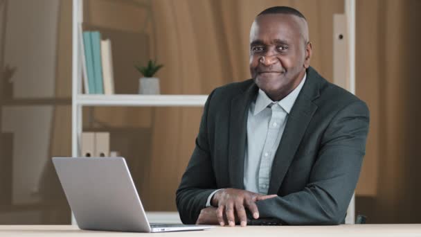 Portrait African Mature Senior Old Businessman Sitting Office Table Laptop — Vídeo de stock