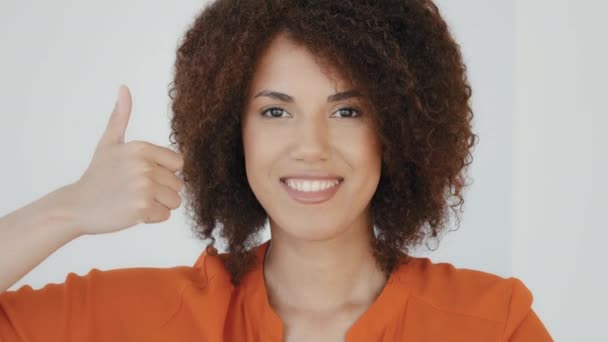 Smiling Cheerful African American Happy Woman Curly Hairstyle Showing Thumb — 图库视频影像
