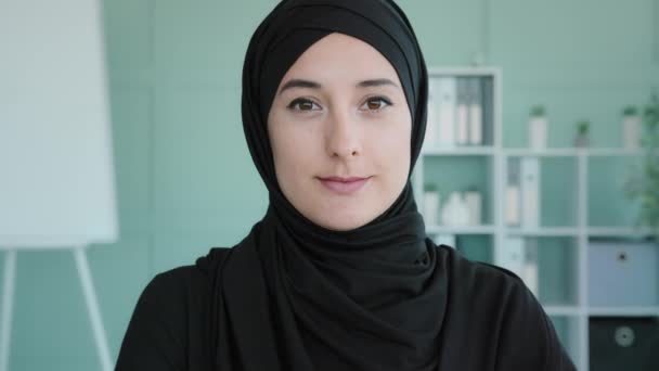 Female Portrait Happy Arabian 20S Girl Black Hijab Islamic Muslim — Stockvideo