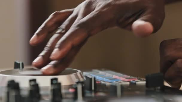 Close Unrecognizable Man Spinning Record Vinyl Twist Disc Using Mixer — Stockvideo