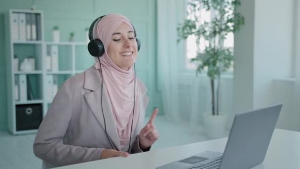 Happy Celebrating Female Muslim Worker Hijab Islamic Businesswoman Gunny Listening — Αρχείο Βίντεο