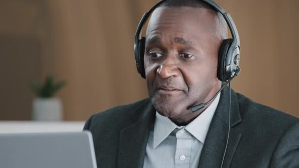 Senior Old African Businessman Senior Mature Man Headset Agent Help — Αρχείο Βίντεο