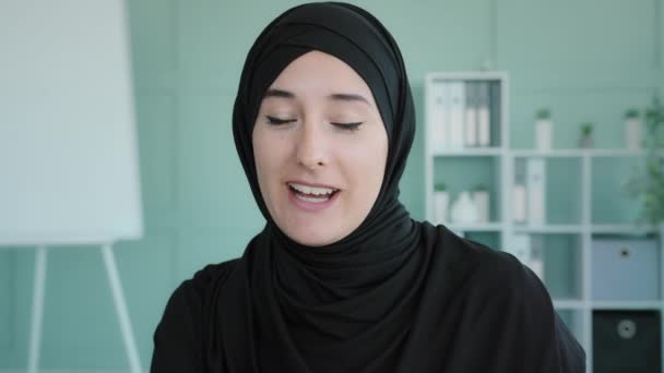 Webcam View Happy Smiling Talking Muslim Online Teacher Remote Conversation — 图库视频影像