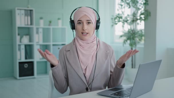 Muslim Islamic Girl Wearing Hijab Chatting Microphone Headphones Working Call — Stockvideo