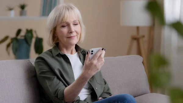 Old Caucasian Woman 60S Elderly Mature Lady Sits Home Sofa — Foto de Stock