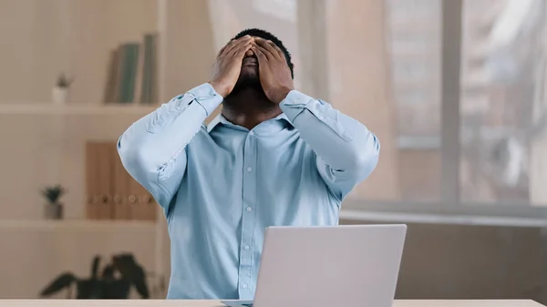 Gefrustreerde Geschokt Afrikaanse Zakenman Amerikaanse Volwassen Man Student Werk Computer — Stockfoto