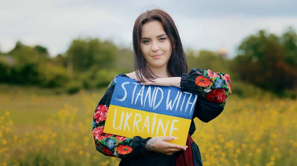 Stylowa Kaukaska Dziewczyna Aktywistka Nosi Patriotyczny Narodowy Ukraiński Sukienka Młoda — Zdjęcie stockowe