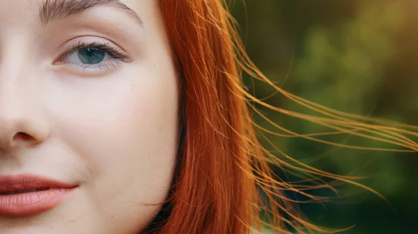 Yakın Plan Insan Kadın Yarı Yüzü Güzel Kızıl Saçlı Kadın — Stok fotoğraf