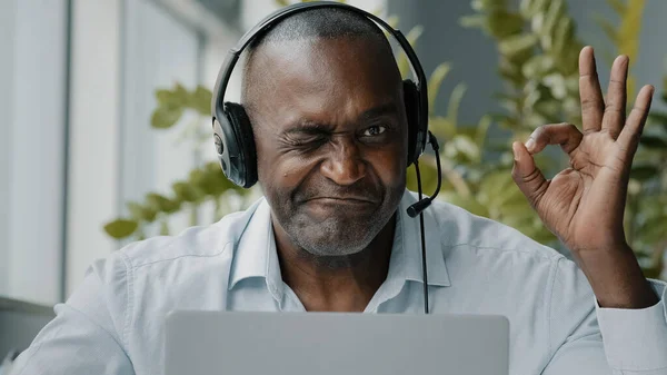 Concentrated African American Senior Entrepreneur Businessman Freelance Worker Wears Headphones — стоковое фото