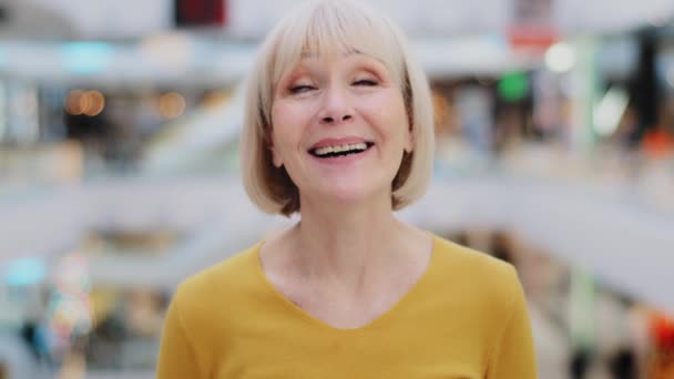Close Cute Happy Surprised Mature Woman Tourist Standing Indoors Admiring — Stockvideo