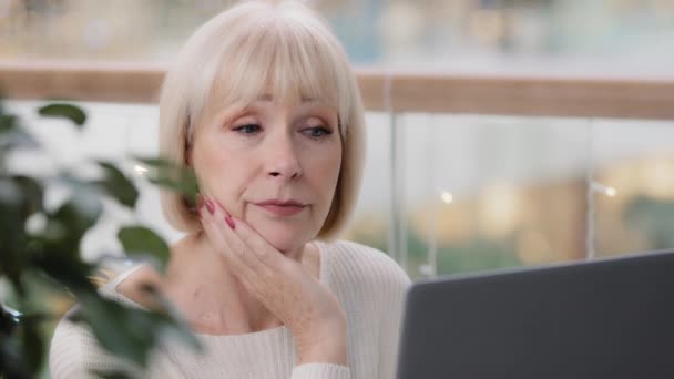 Close Mature Puzzled Caucasian Woman Thinking Deep Thoughts Thoughtful Businesswoman — Video