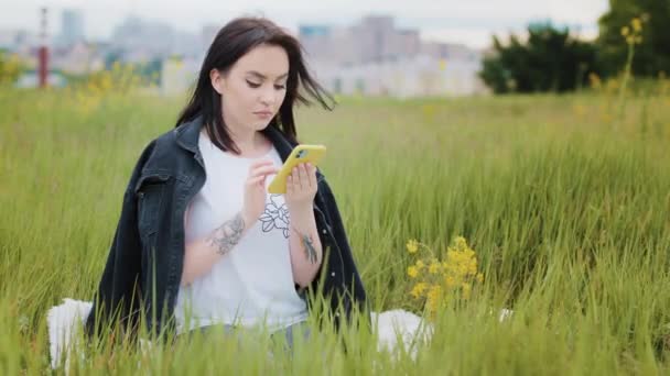 Sad Caucasian Woman Upset Pretty Girl Sits Grassland Spends Time — Stockvideo