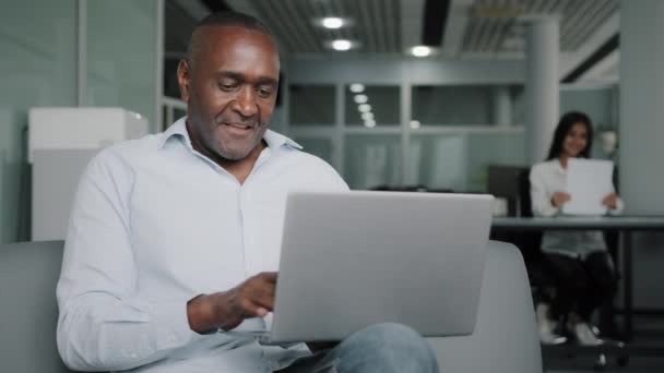 Elderly African Businessman Boss Sit Coworking Space Modern Office Laptop — 비디오