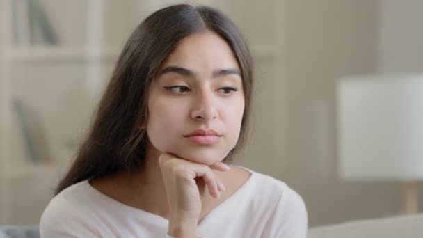 Депрессивная Чувственность Арабская Молодая Женщина Потерянная Грустных Мыслях Чувствовать Психологическое — стоковое видео