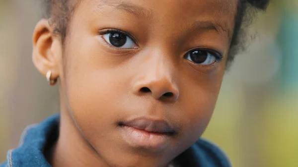 Крупный План Маленькая Красивая Афро Девочка Парке Школьница Серьезно Смотрит — стоковое фото