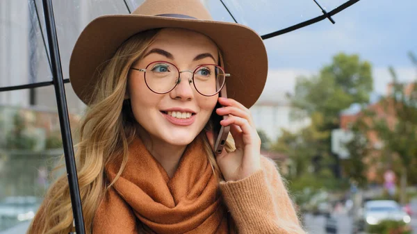 迷人的年轻女性在户外接听视频通话聪明的女孩热情地在线交流会议坐在阳台上情绪激动的高加索女士用手机为博客录音内容 — 图库照片