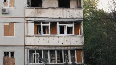 Kharkiv, Kharkov, Ukrayna - 05.07.2022: yanmış balkon camları, apartman dairesine atılan füze saldırısı bombardımanının askeri savaş sonrasında yıkılan camları. Yüksek